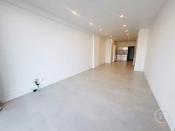 Volledig gerenoveerd gelijkvloers appartement aan de Zeedijk van Westende