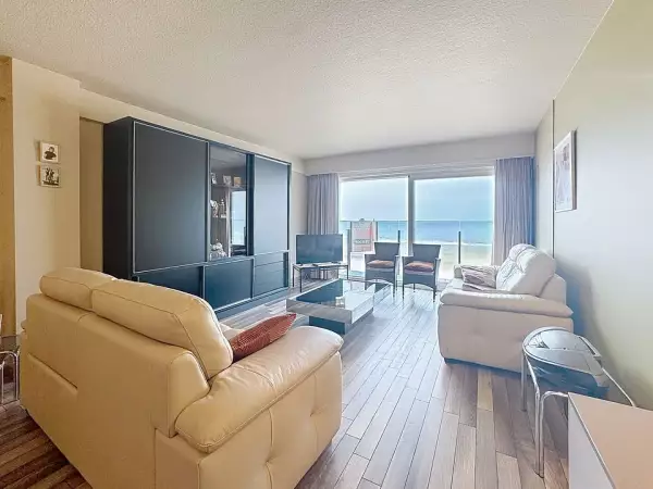 Spacieux appartement de 2 chambres avec vue frontale sur mer et 2 terrasses sur la digue de Middelkerke