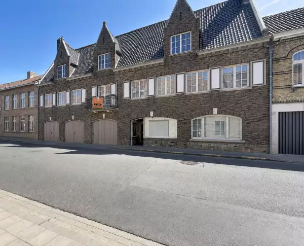 Exclusief herenhuis met uitzonderlijk potentieel in Lo (Lo-Reninge)