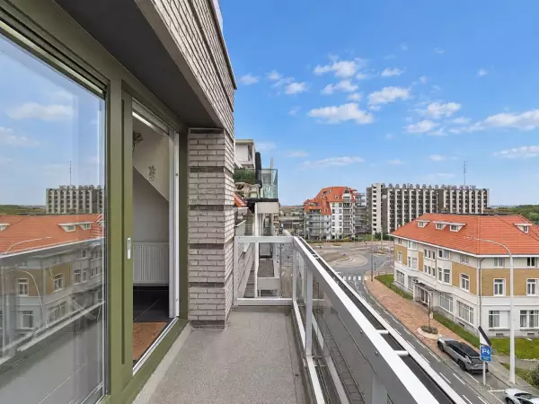 Studio prêt à emménager avec coin nuits et terrasse à Nieuport-Bains.