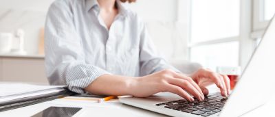 Vrouw aan het werk op een laptop