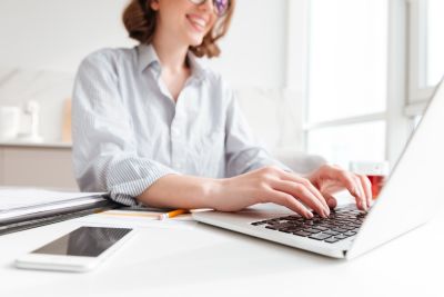 Vrouw aan het werk op een laptop