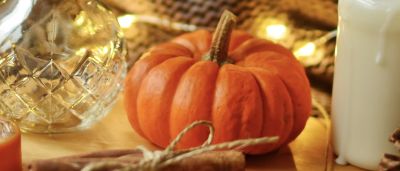 Herfstdecoratie met pompoen en kaarsen