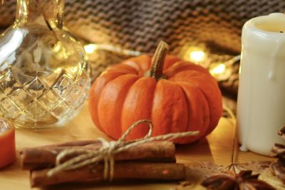 Herfstdecoratie met pompoen en kaarsen