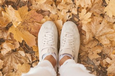 Voeten in de herfstbladeren