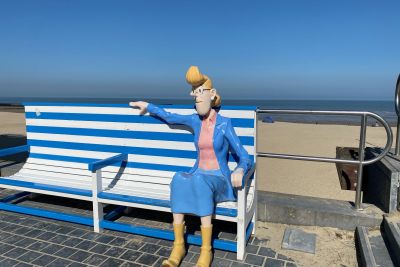 Stripbeeld op de zeedijk van Middelkerke