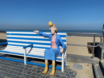 Stripbeeld op de zeedijk van Middelkerke