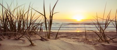 Zonsondergang aan het strand van Westende