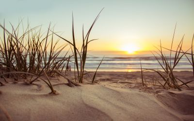 Zonsondergang aan het strand van Westende
