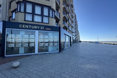 Zeedijk van Westende-Bad met het kantoor van Century 21 At Sea